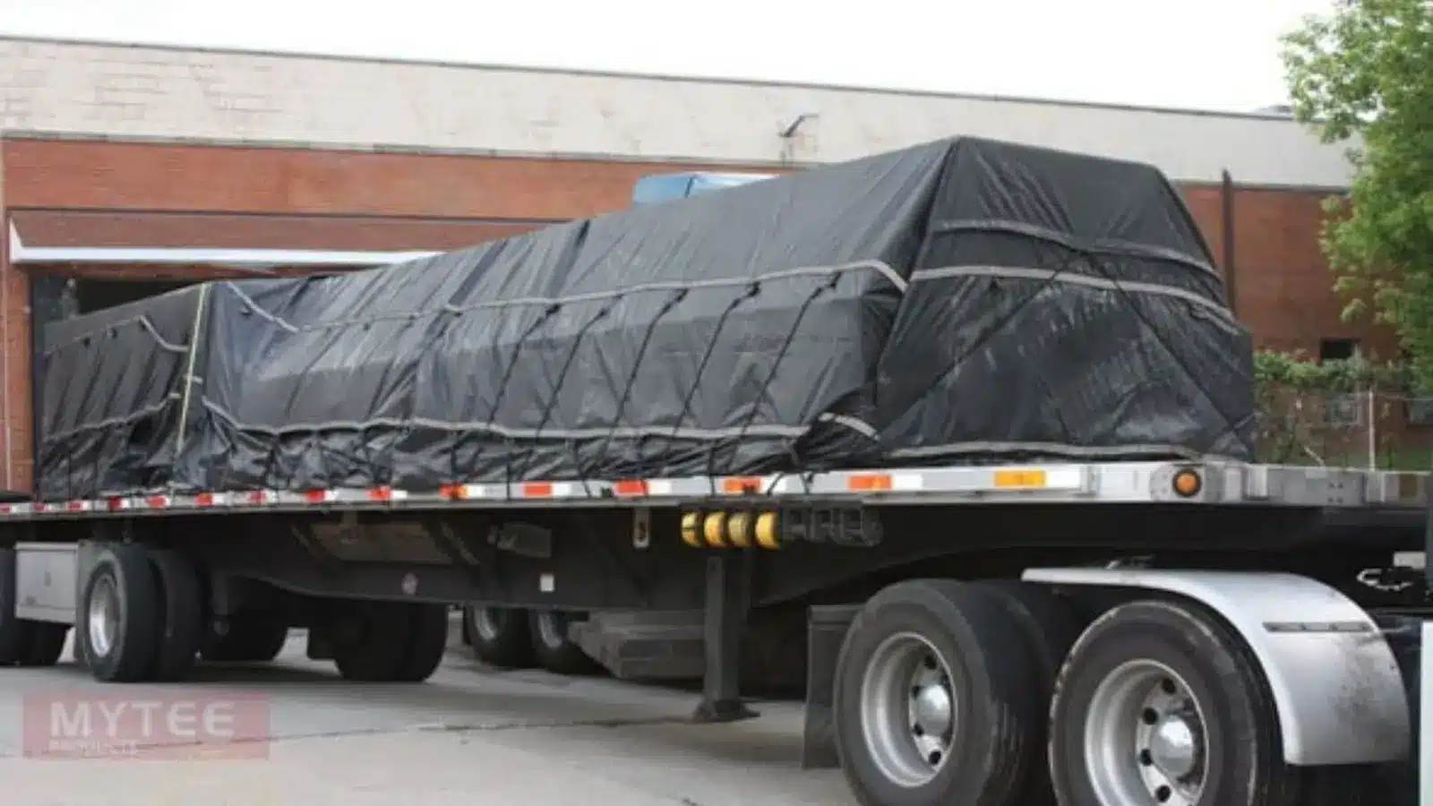 How to Choose the Right Material and Thickness for Your Flatbed Truck Tarp Based on Cargo