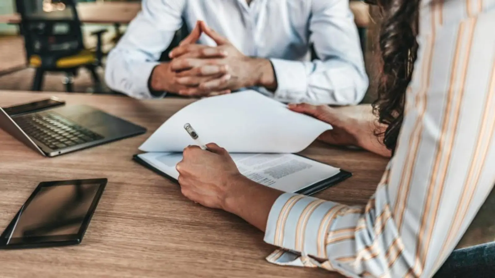 How to Evaluate the Expertise and Specializations of Different Insurance Brokers