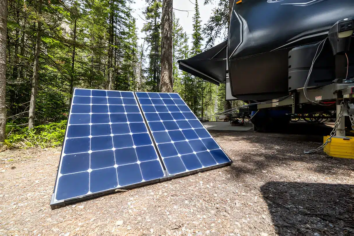 5 Benefits of Using a Folding Solar Blanket for Off-Grid Power