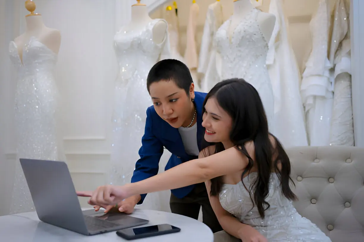 Discovering the Elegance of Wedding Gowns Online