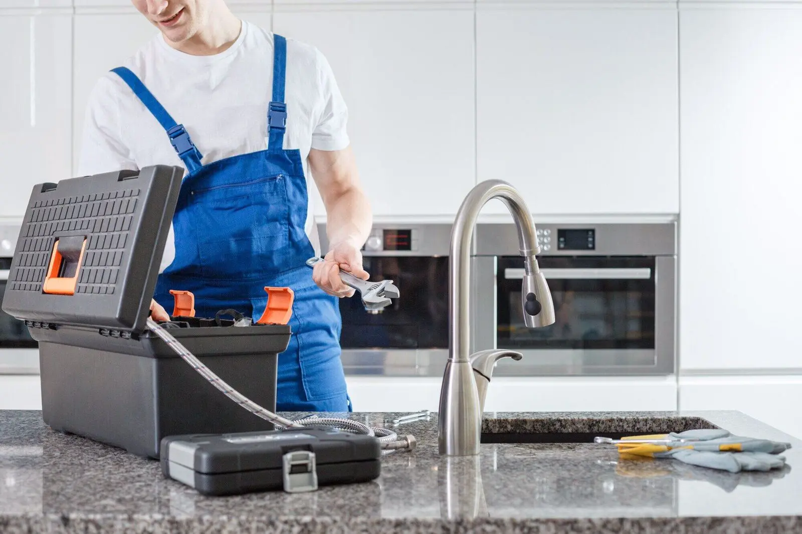 How Local Plumbing Services Solve Common Home Plumbing Issues
